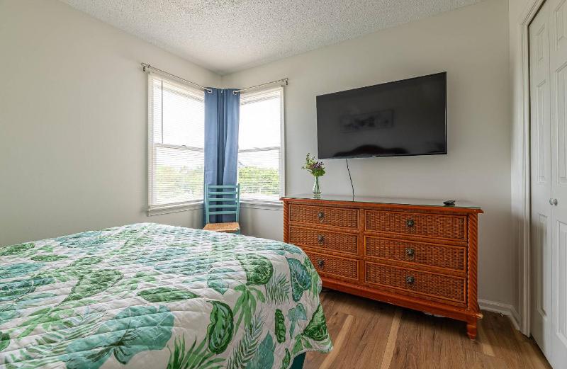 Summer Dream - Corolla Whalehead 300 Yds to Beach Ocean View Foosball Pool Hot Tub Pets OK - image 12