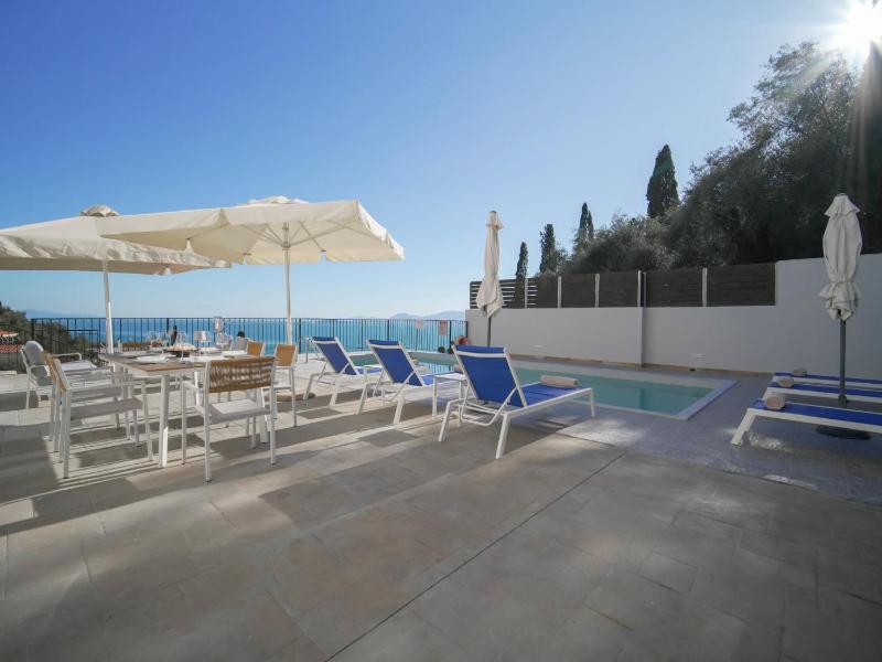 Apartment Zeus with private pool and sea view - image 39