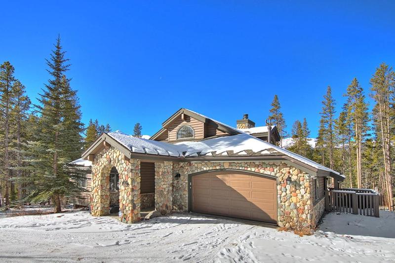 Evergreen Lodge: Secluded Breck Ski Home Private Hot Tub Fireplace Forest & Mtn Views! - image 1