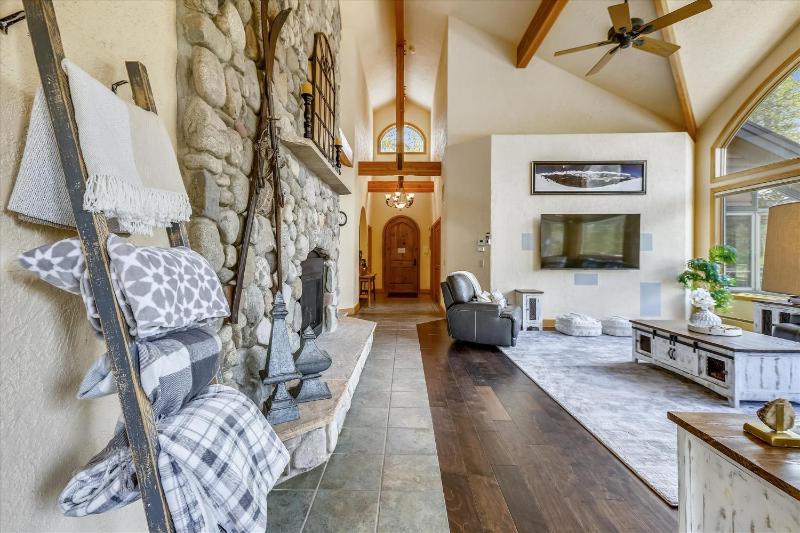 Evergreen Lodge: Secluded Breck Ski Home Private Hot Tub Fireplace Forest & Mtn Views! - image 26
