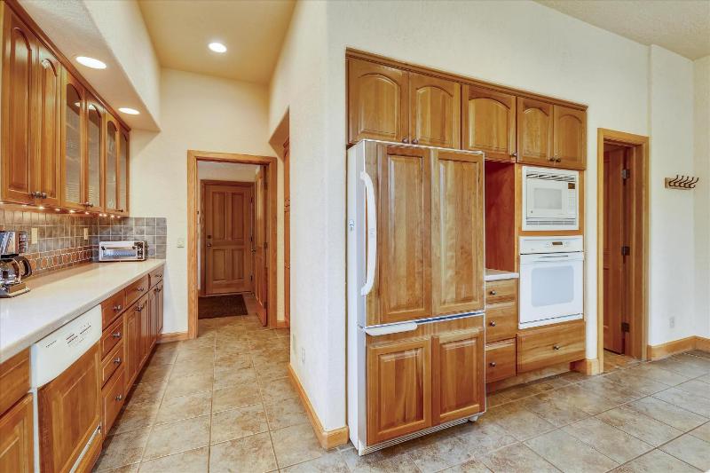 Evergreen Lodge: Secluded Breck Ski Home Private Hot Tub Fireplace Forest & Mtn Views! - image 17