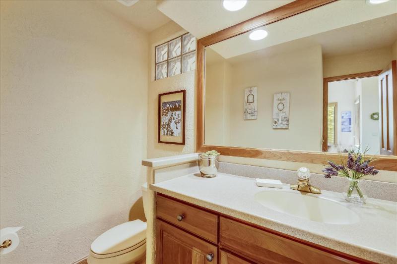 Evergreen Lodge: Secluded Breck Ski Home Private Hot Tub Fireplace Forest & Mtn Views! - image 36