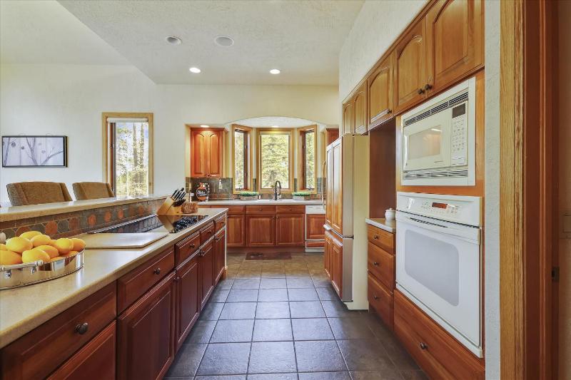 Evergreen Lodge: Secluded Breck Ski Home Private Hot Tub Fireplace Forest & Mtn Views! - image 10