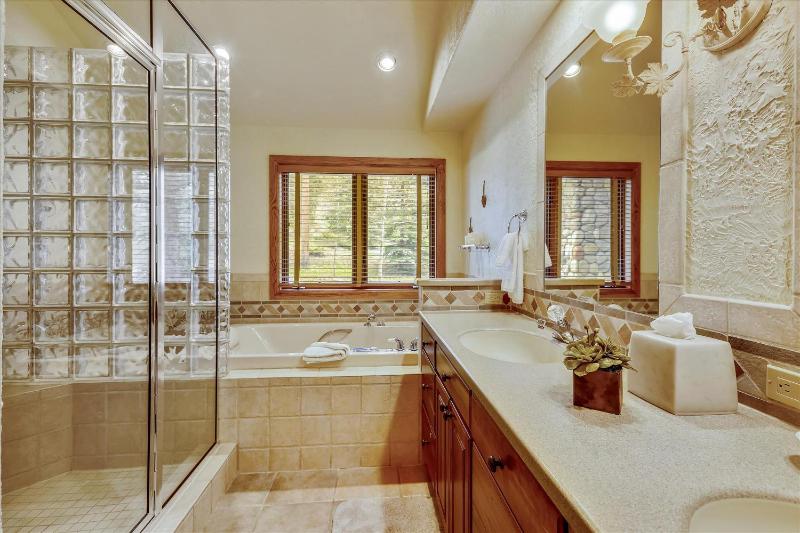 Evergreen Lodge: Secluded Breck Ski Home Private Hot Tub Fireplace Forest & Mtn Views! - image 19