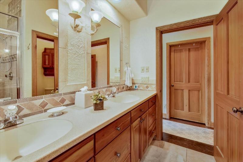 Evergreen Lodge: Secluded Breck Ski Home Private Hot Tub Fireplace Forest & Mtn Views! - image 23
