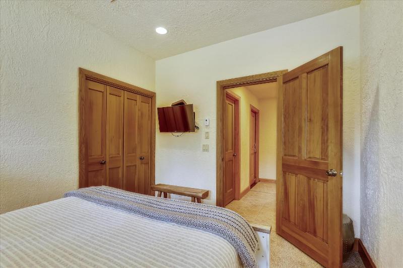 Evergreen Lodge: Secluded Breck Ski Home Private Hot Tub Fireplace Forest & Mtn Views! - image 29