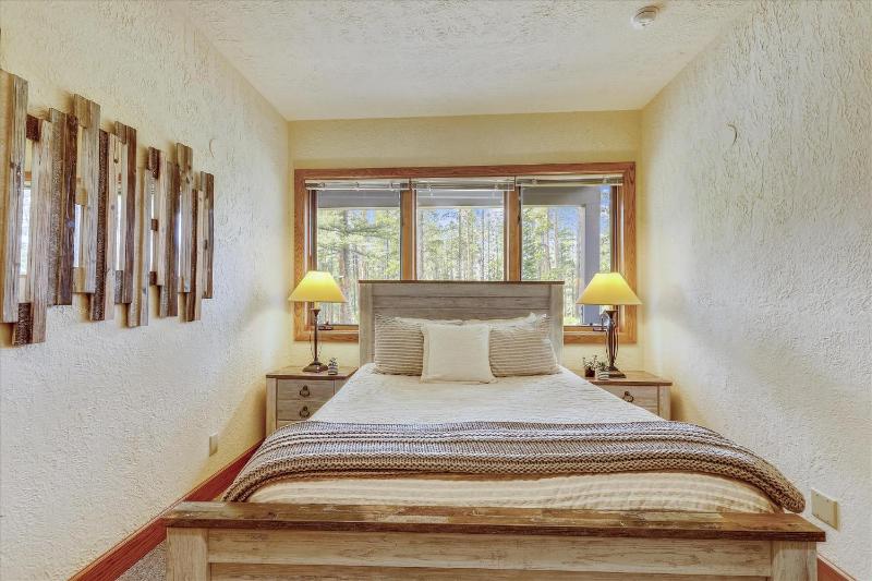 Evergreen Lodge: Secluded Breck Ski Home Private Hot Tub Fireplace Forest & Mtn Views! - image 28