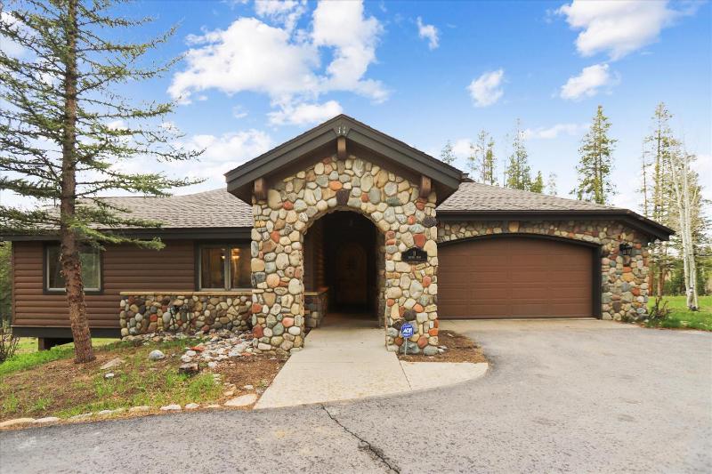 Evergreen Lodge: Secluded Breck Ski Home Private Hot Tub Fireplace Forest & Mtn Views! - image 4