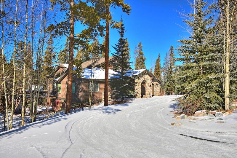Evergreen Lodge: Secluded Breck Ski Home Private Hot Tub Fireplace Forest & Mtn Views! - image 34