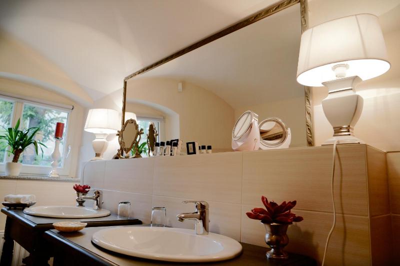 Deluxe Souterrain Apartment image 3