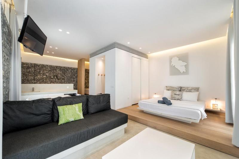 Superior Quadruple Room with Garden View image 1