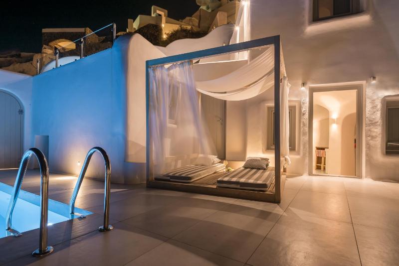 Presidential Suite with Private Heated Outdoor Pool & Caldera Sea View image 2