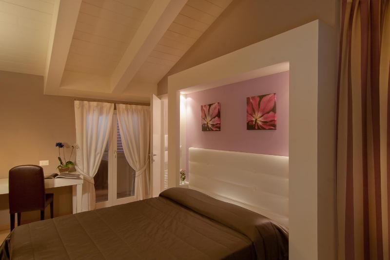 Deluxe Double Room image 4