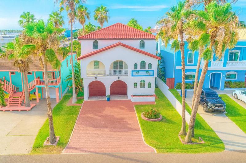 Fun Retro Island Vibe Sleeps 17 Beach 1 block home - image 1
