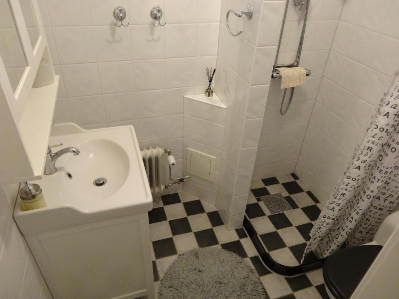 Twin Room with Private Bathroom image 3