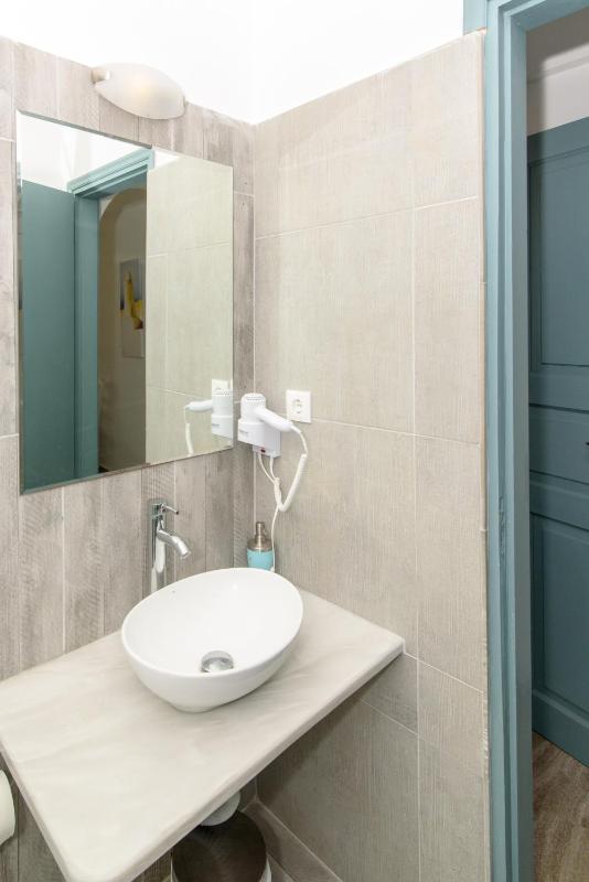 Economy Double Room image 3