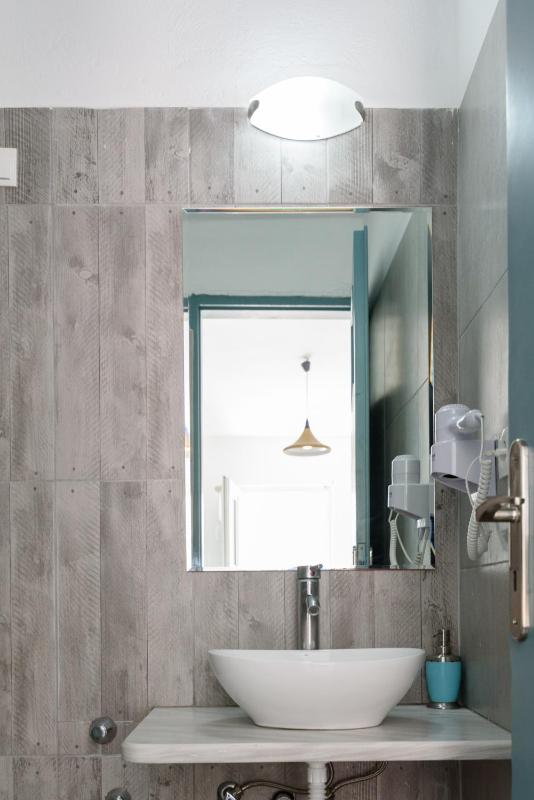 Economy Double Room image 2