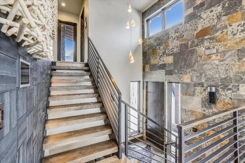 Falcon Haus: Modern townhome Great Location Gondola Access Private Hot Tub! - image 14