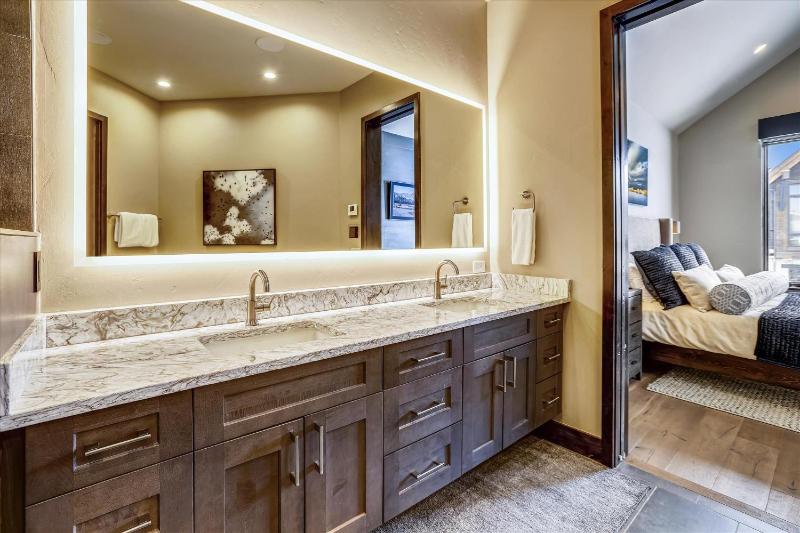 Falcon Haus: Modern townhome Great Location Gondola Access Private Hot Tub! - image 46
