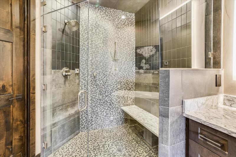 Falcon Haus: Modern townhome Great Location Gondola Access Private Hot Tub! - image 15