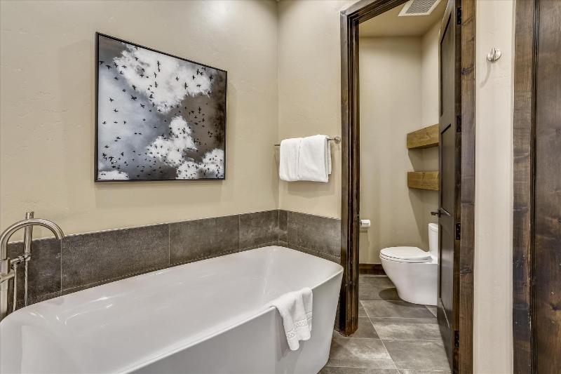 Falcon Haus: Modern townhome Great Location Gondola Access Private Hot Tub! - image 47