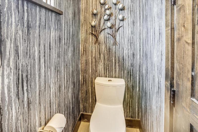 Falcon Haus: Modern townhome Great Location Gondola Access Private Hot Tub! - image 19