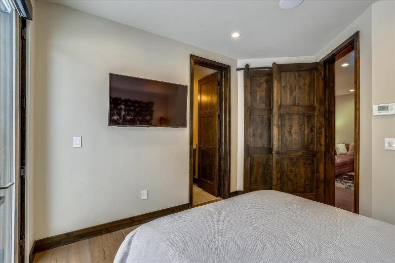 Falcon Haus: Modern townhome Great Location Gondola Access Private Hot Tub! - image 24
