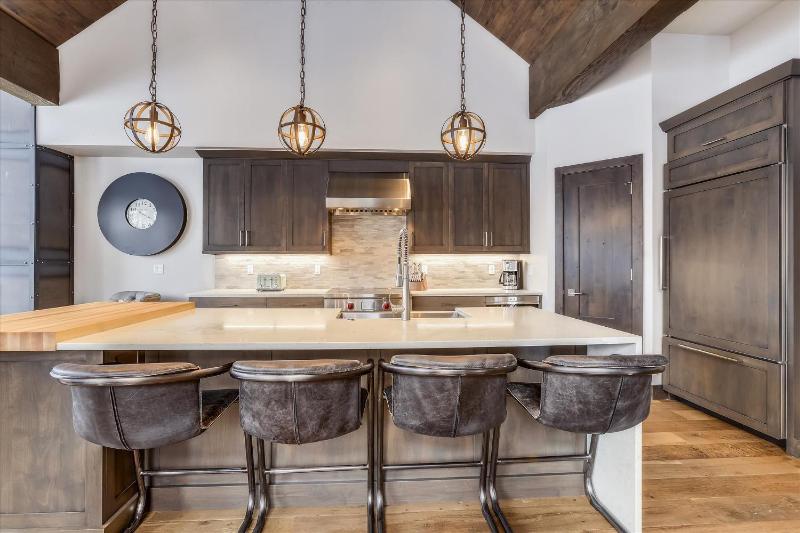 Five Peaks: New Peak 8 Townhome Hot Tub & Fireplace Amazing Views Walk to shuttle! - image 4