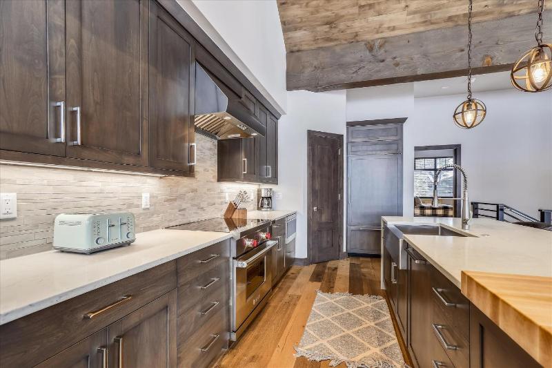 Five Peaks: New Peak 8 Townhome Hot Tub & Fireplace Amazing Views Walk to shuttle! - image 49