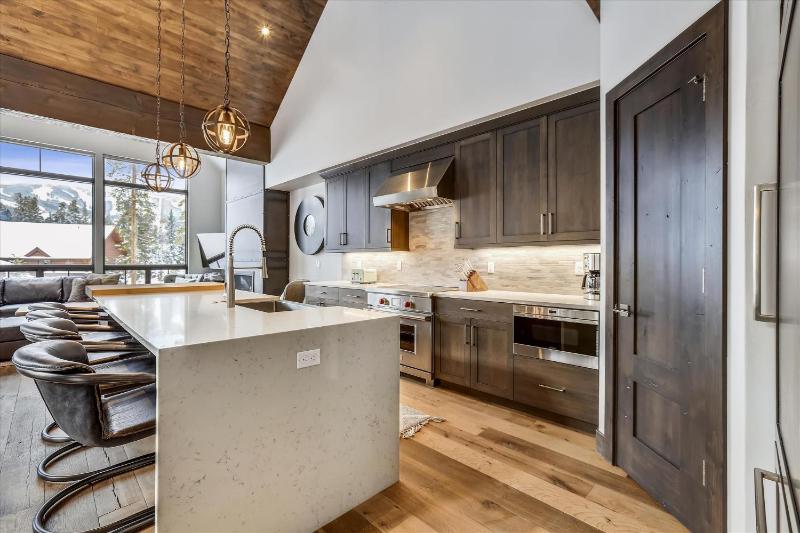 Five Peaks: New Peak 8 Townhome Hot Tub & Fireplace Amazing Views Walk to shuttle! - image 42
