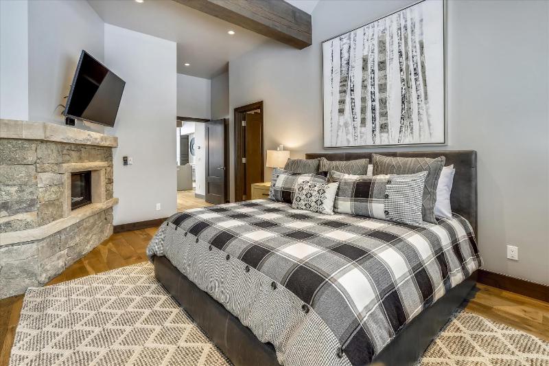 Five Peaks: New Peak 8 Townhome Hot Tub & Fireplace Amazing Views Walk to shuttle! - image 14