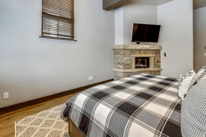 Five Peaks: New Peak 8 Townhome Hot Tub & Fireplace Amazing Views Walk to shuttle! - image 9