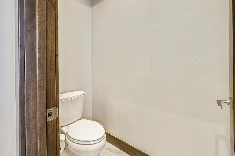Five Peaks: New Peak 8 Townhome Hot Tub & Fireplace Amazing Views Walk to shuttle! - image 17