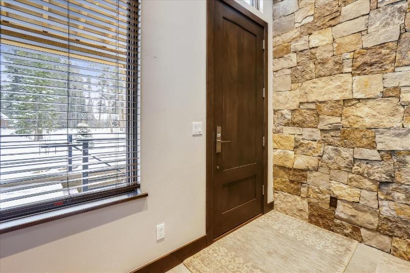 Five Peaks: New Peak 8 Townhome Hot Tub & Fireplace Amazing Views Walk to shuttle! - image 23