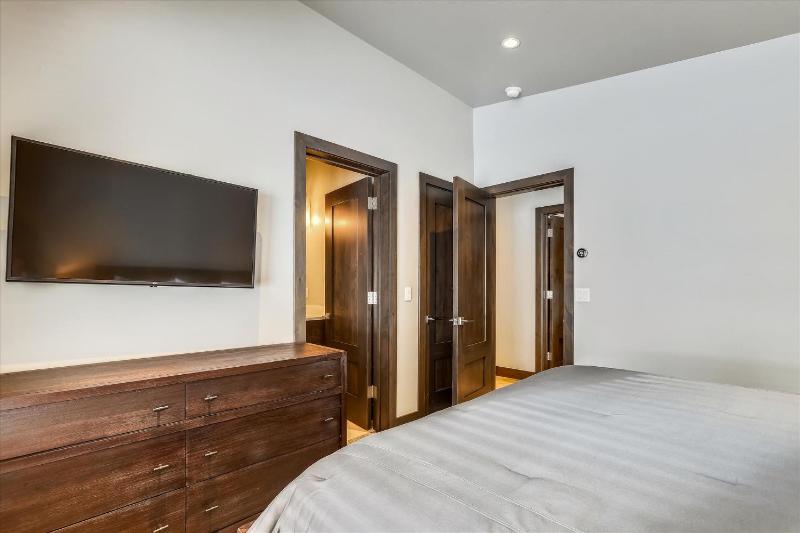 Five Peaks: New Peak 8 Townhome Hot Tub & Fireplace Amazing Views Walk to shuttle! - image 43