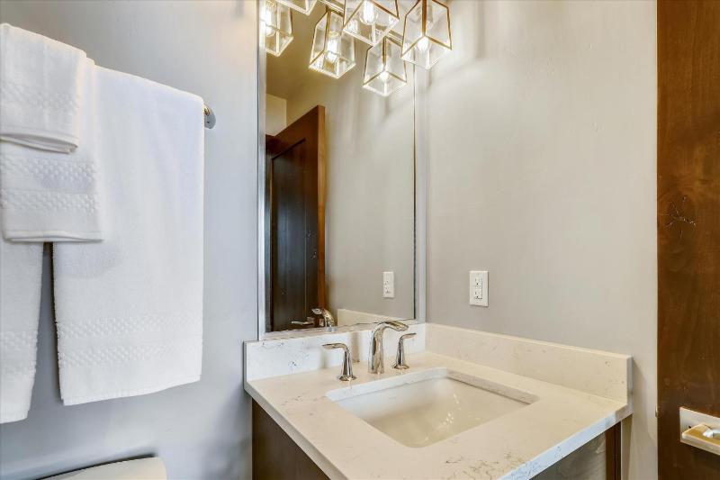 Five Peaks: New Peak 8 Townhome Hot Tub & Fireplace Amazing Views Walk to shuttle! - image 28
