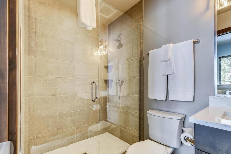 Five Peaks: New Peak 8 Townhome Hot Tub & Fireplace Amazing Views Walk to shuttle! - image 13