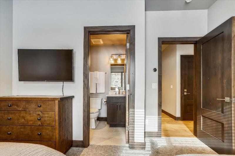 Five Peaks: New Peak 8 Townhome Hot Tub & Fireplace Amazing Views Walk to shuttle! - image 26