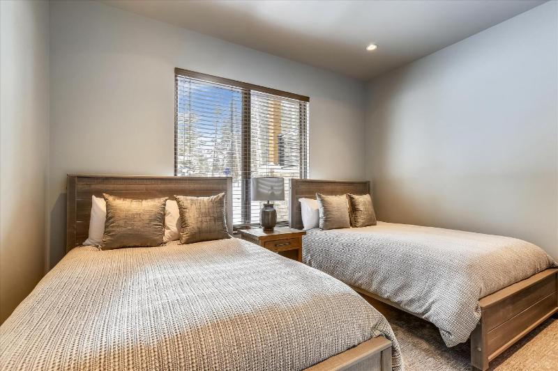 Five Peaks: New Peak 8 Townhome Hot Tub & Fireplace Amazing Views Walk to shuttle! - image 20