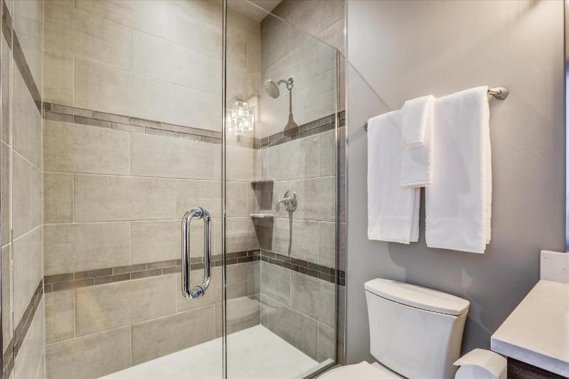Five Peaks: New Peak 8 Townhome Hot Tub & Fireplace Amazing Views Walk to shuttle! - image 6