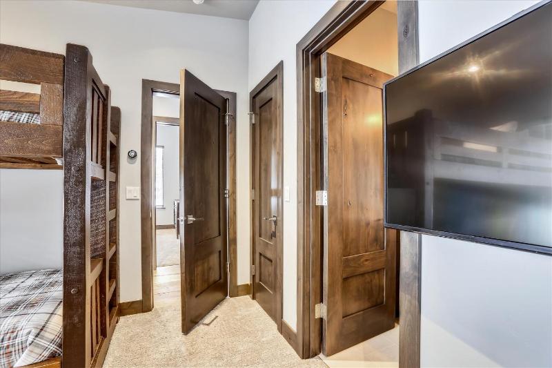Five Peaks: New Peak 8 Townhome Hot Tub & Fireplace Amazing Views Walk to shuttle! - image 39