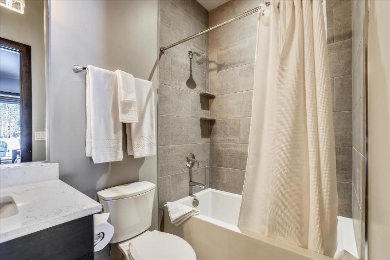 Five Peaks: New Peak 8 Townhome Hot Tub & Fireplace Amazing Views Walk to shuttle! - image 38