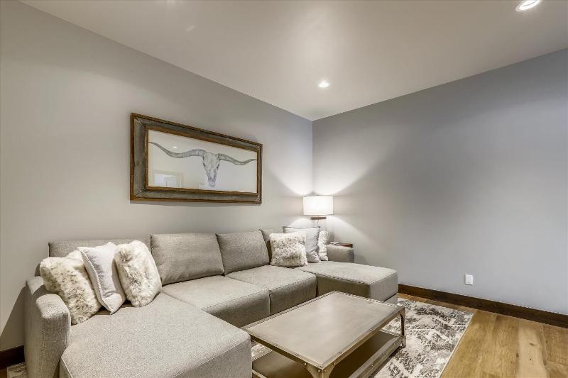Five Peaks: New Peak 8 Townhome Hot Tub & Fireplace Amazing Views Walk to shuttle! - image 41