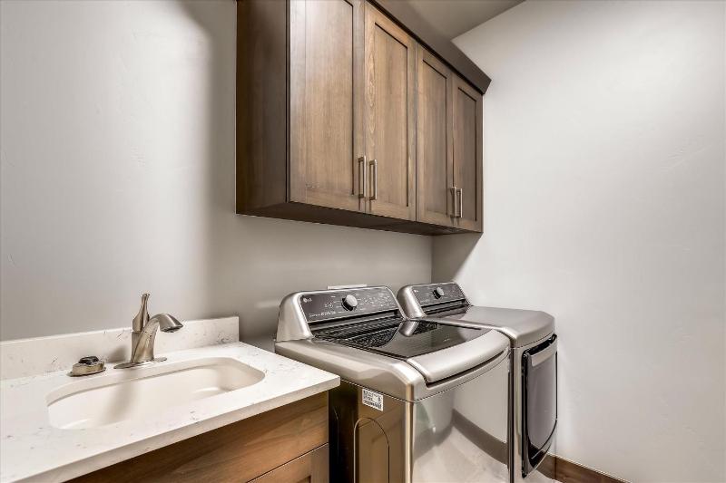 Five Peaks: New Peak 8 Townhome Hot Tub & Fireplace Amazing Views Walk to shuttle! - image 35