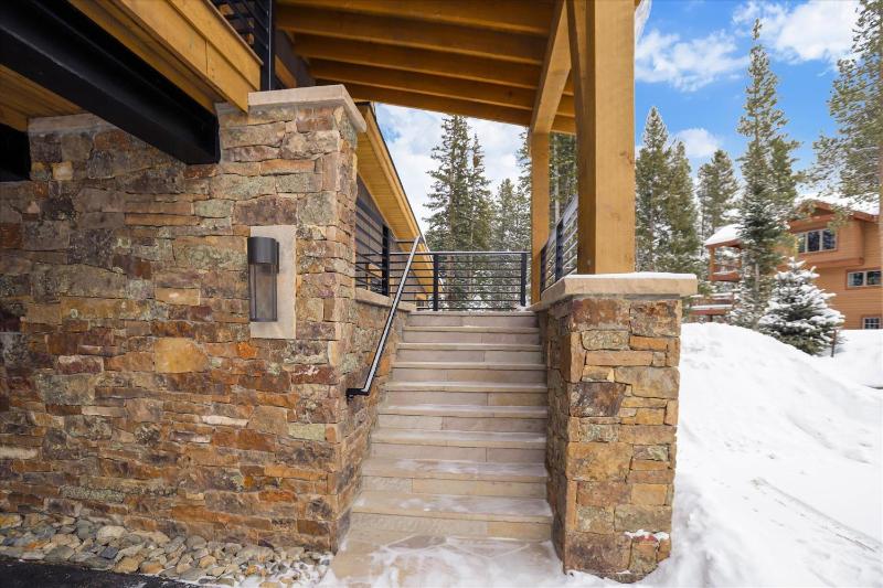 Five Peaks: New Peak 8 Townhome Hot Tub & Fireplace Amazing Views Walk to shuttle! - image 18