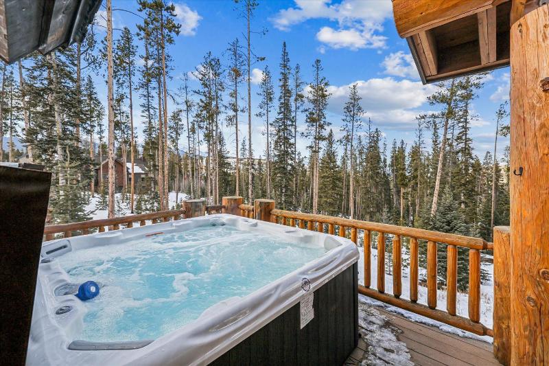Fireside Retreat: Highlands Log Home Hot Tub & Fireplace Peak Views! - image 1