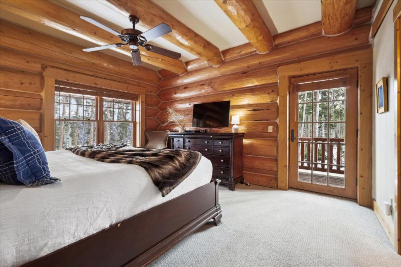 Fireside Retreat: Highlands Log Home Hot Tub & Fireplace Peak Views! - image 9