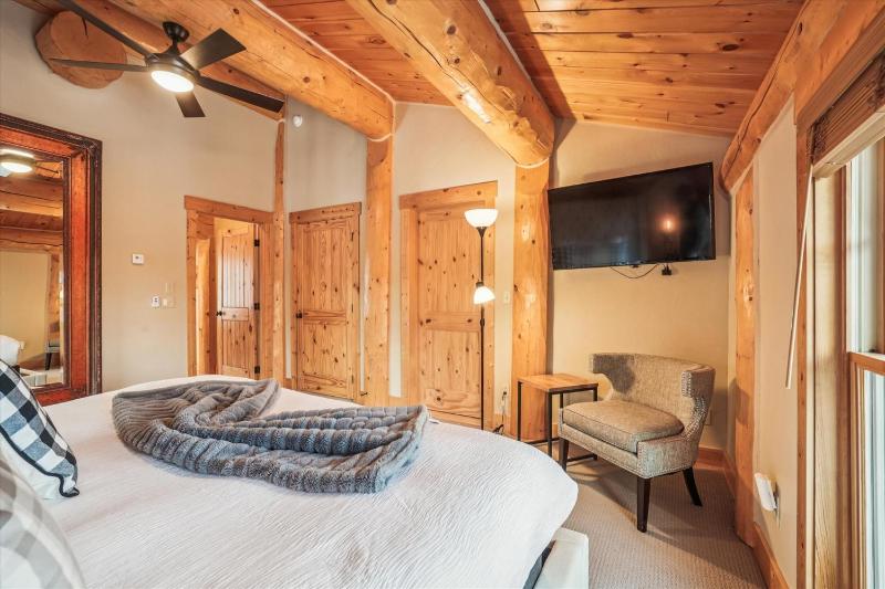 Fireside Retreat: Highlands Log Home Hot Tub & Fireplace Peak Views! - image 41