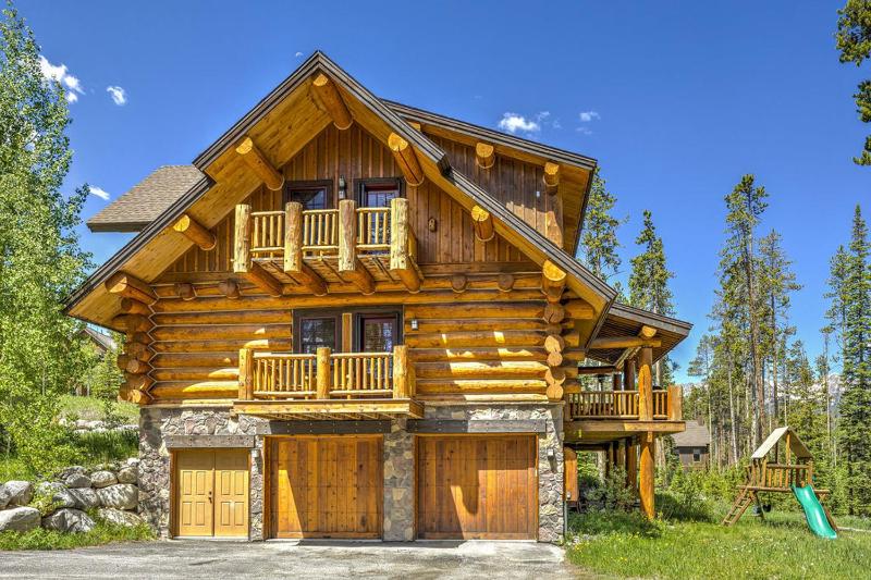 Fireside Retreat: Highlands Log Home Hot Tub & Fireplace Peak Views! - image 8