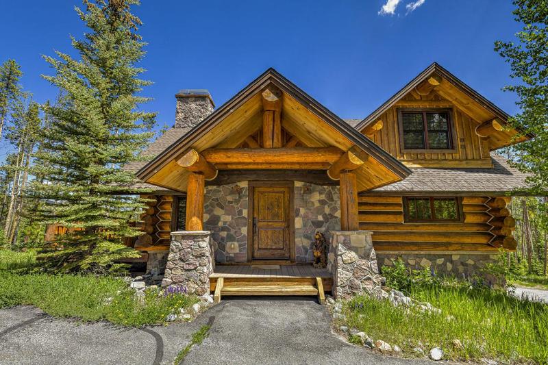 Fireside Retreat: Highlands Log Home Hot Tub & Fireplace Peak Views! - image 12